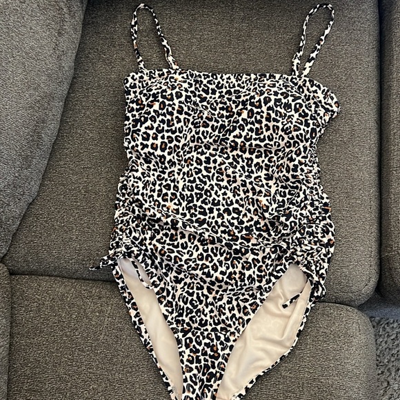 Kona Sol Leopard Print Ruched One
Piece Swim Suit Size L - Picture 2 of 14